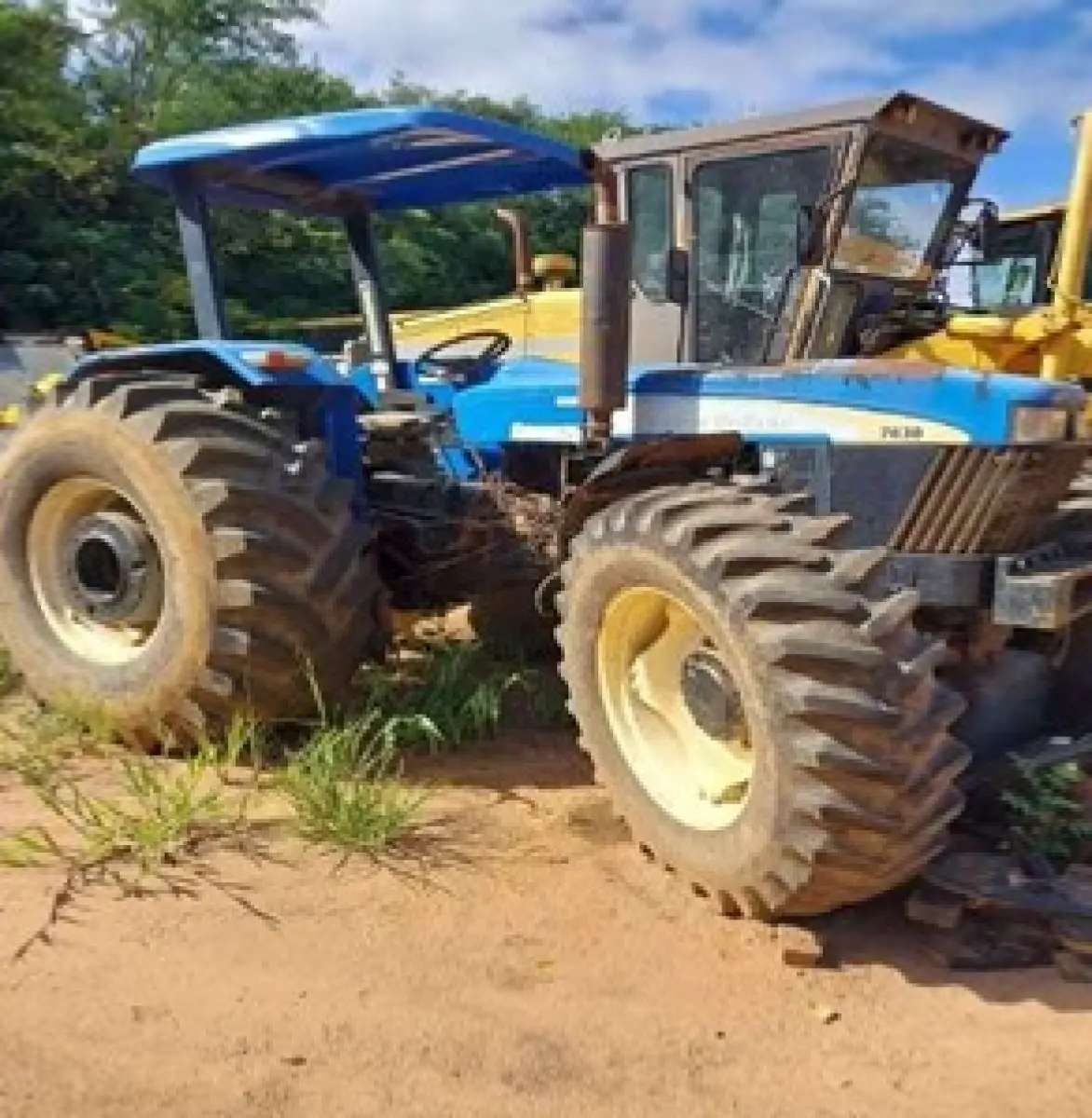 LOTE 022 - TRATOR NEW HOLLAND 7630