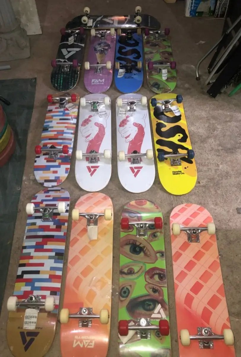 LOTE 006 - Lote de Relógios, Skates e Vestuários