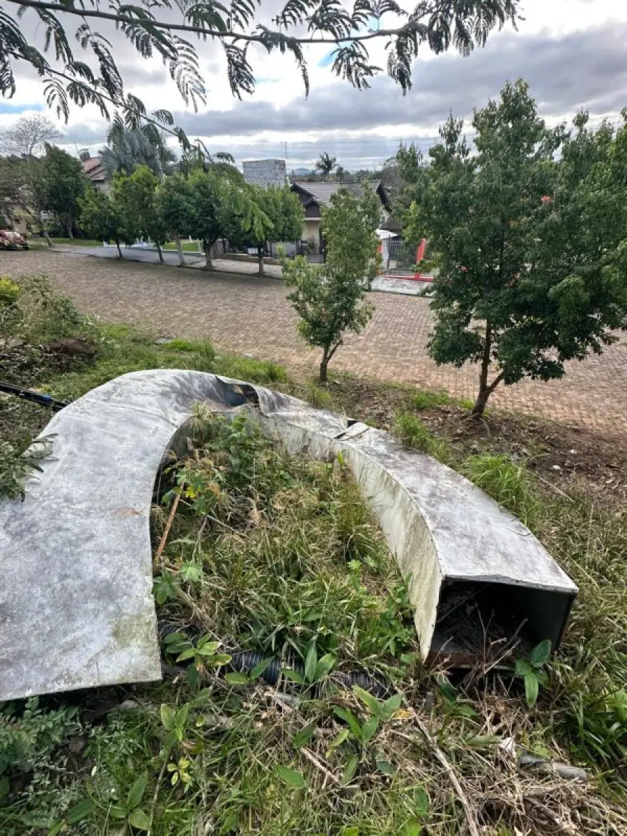 LOTE 012 - Lote de 03 (três) caixas d'água de metal e um duto em chapa