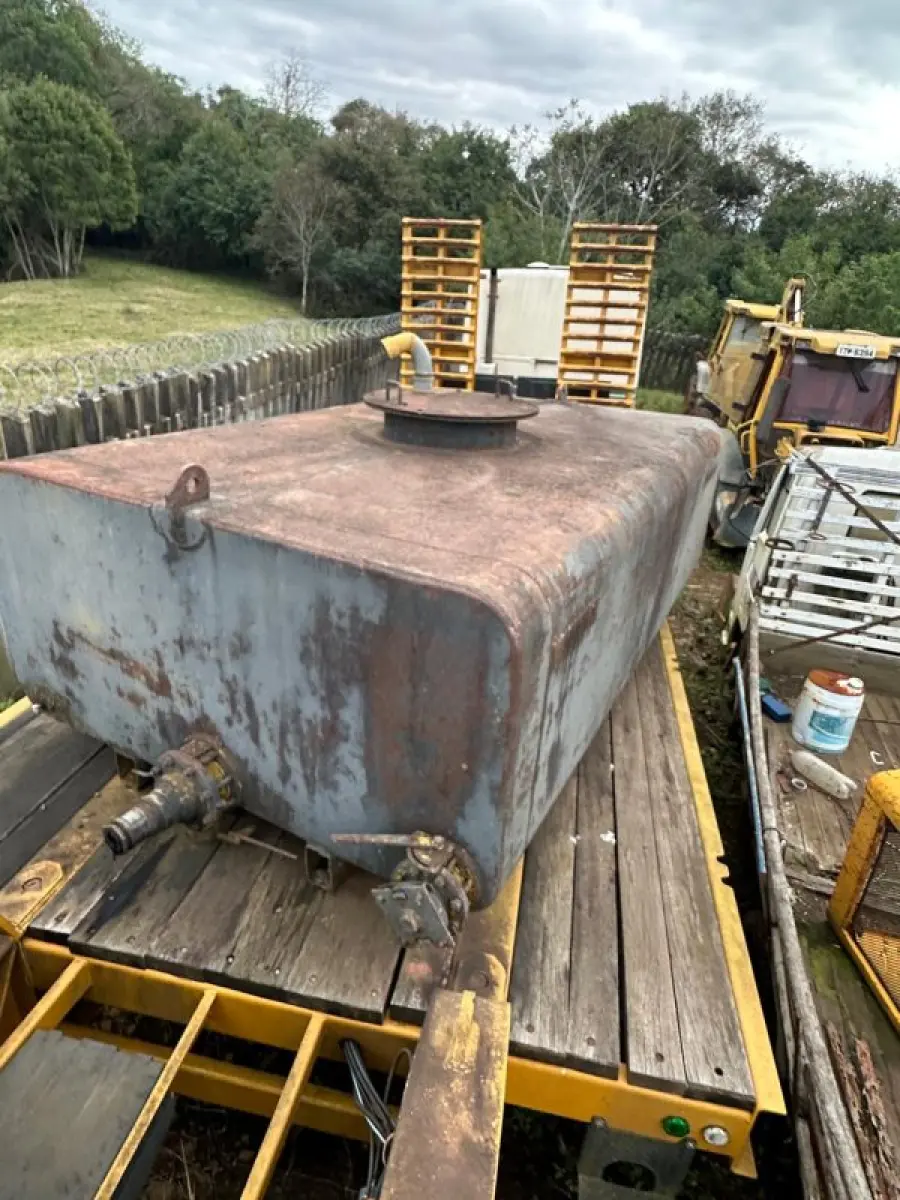 LOTE 021 - Lote de um tanque de metal