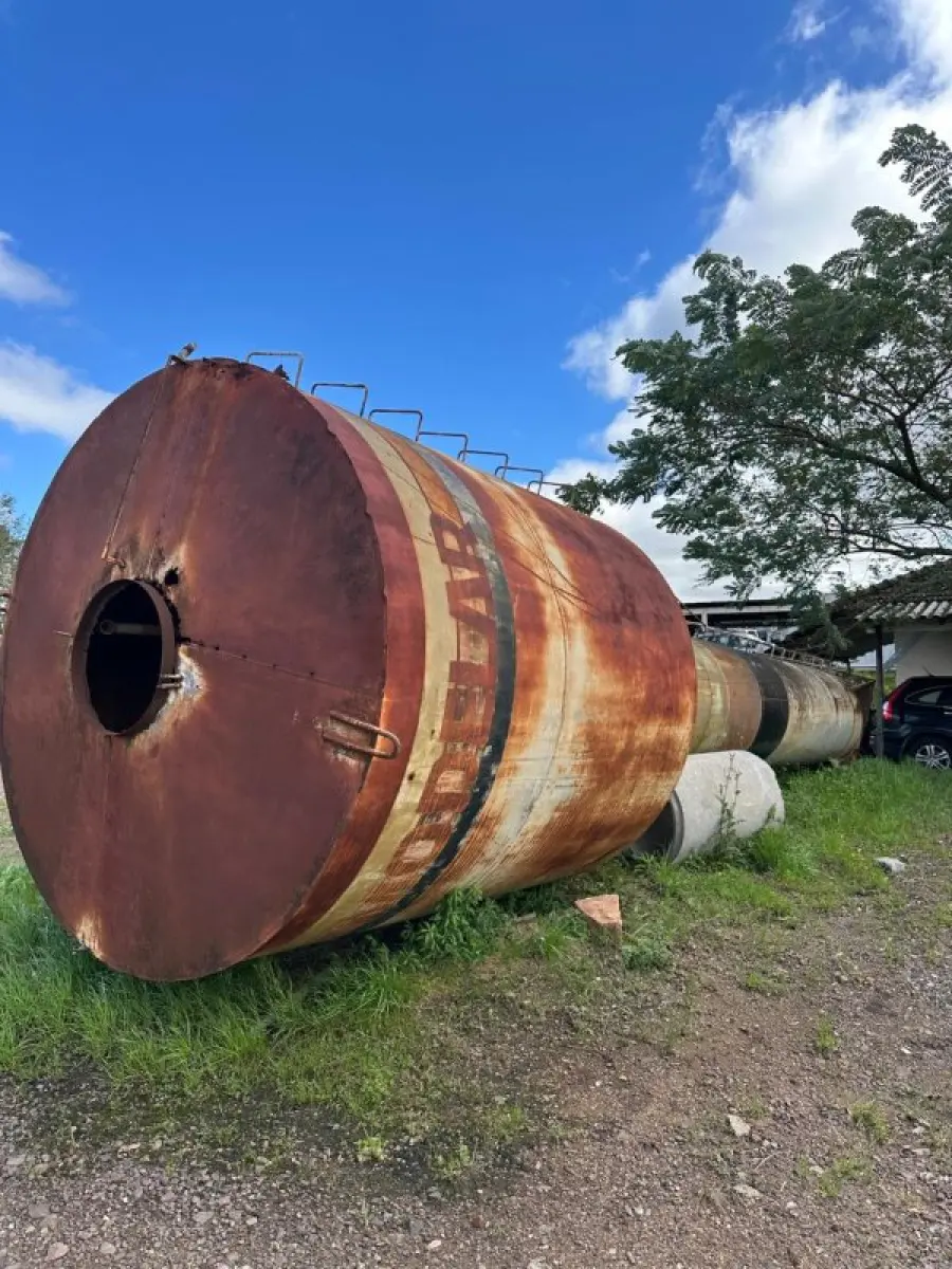 LOTE 012 - Lote de 03 (três) caixas d'água de metal e um duto em chapa