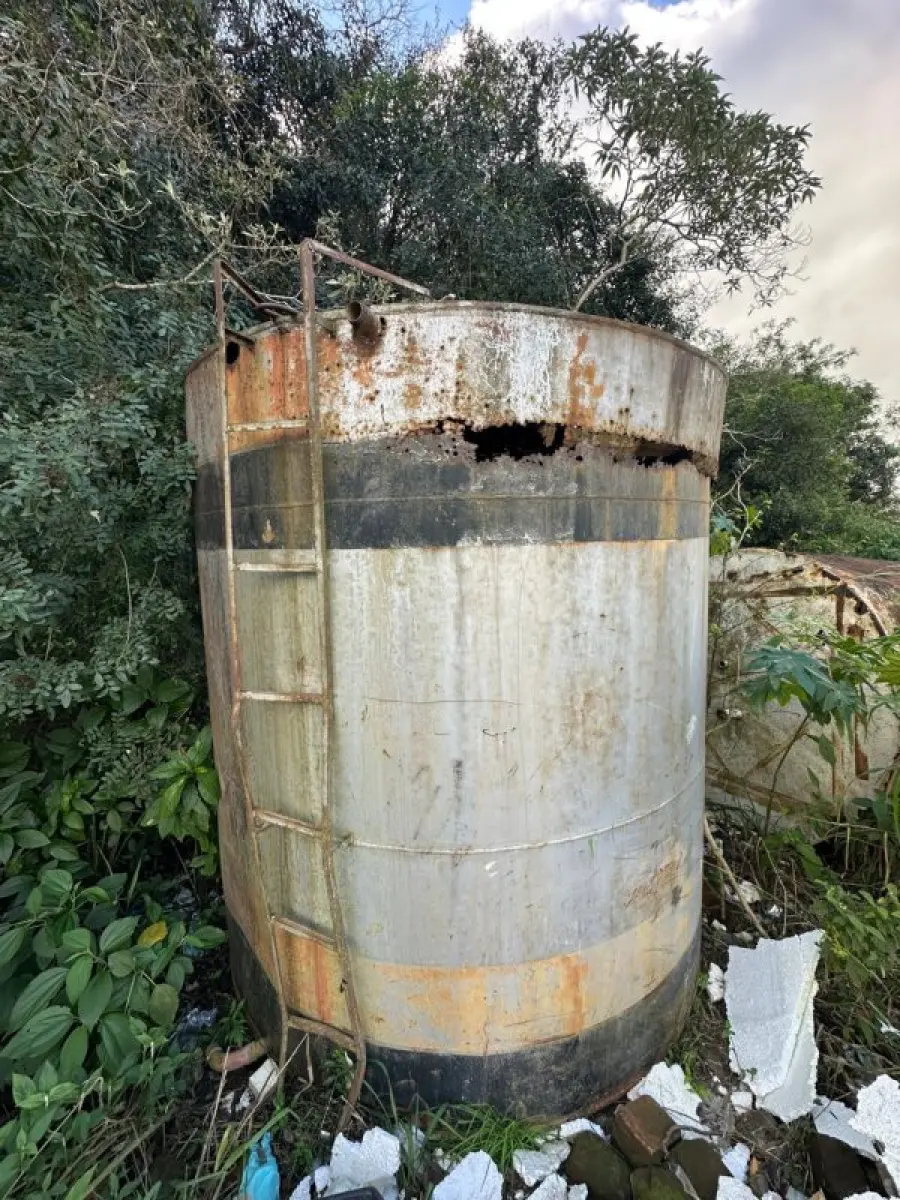 LOTE 012 - Lote de 03 (três) caixas d'água de metal e um duto em chapa