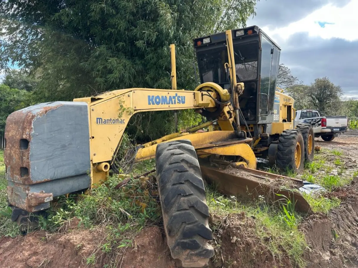 LOTE 011 - Motoniveladora Komatsu GD 555-3 - ano 2006