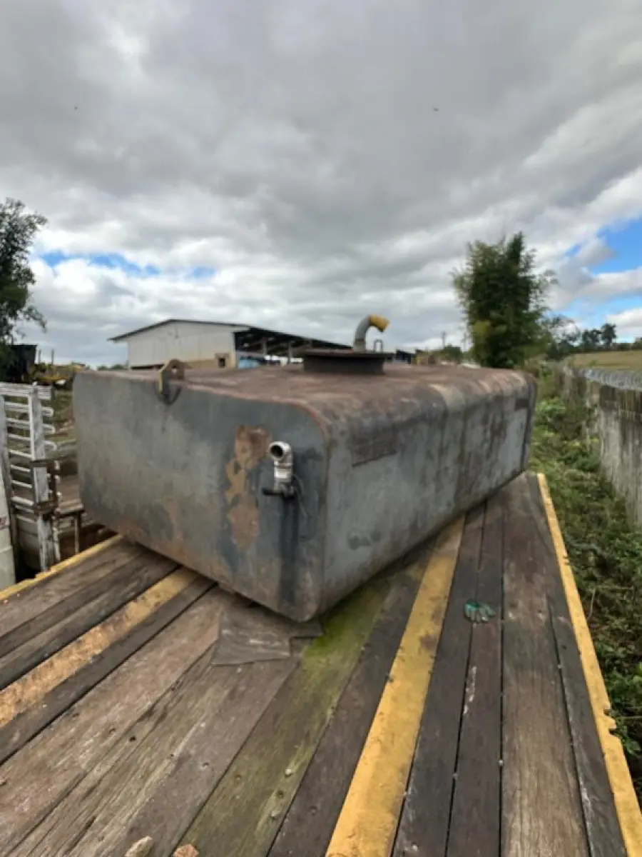 LOTE 021 - Lote de um tanque de metal