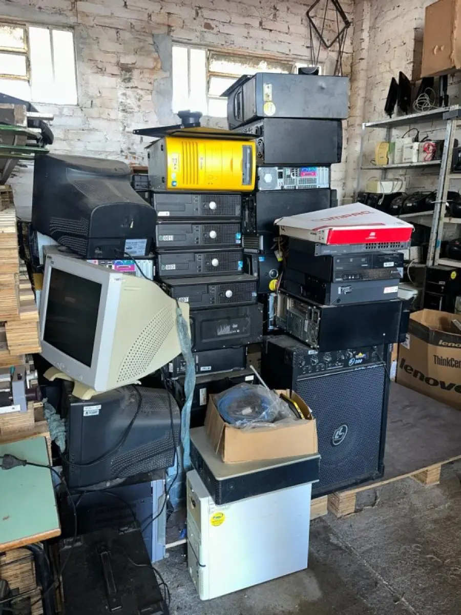 LOTE 014 - Lote de equipamentos de informática, eletrodomésticos, mobiliários e equipamentos diversos