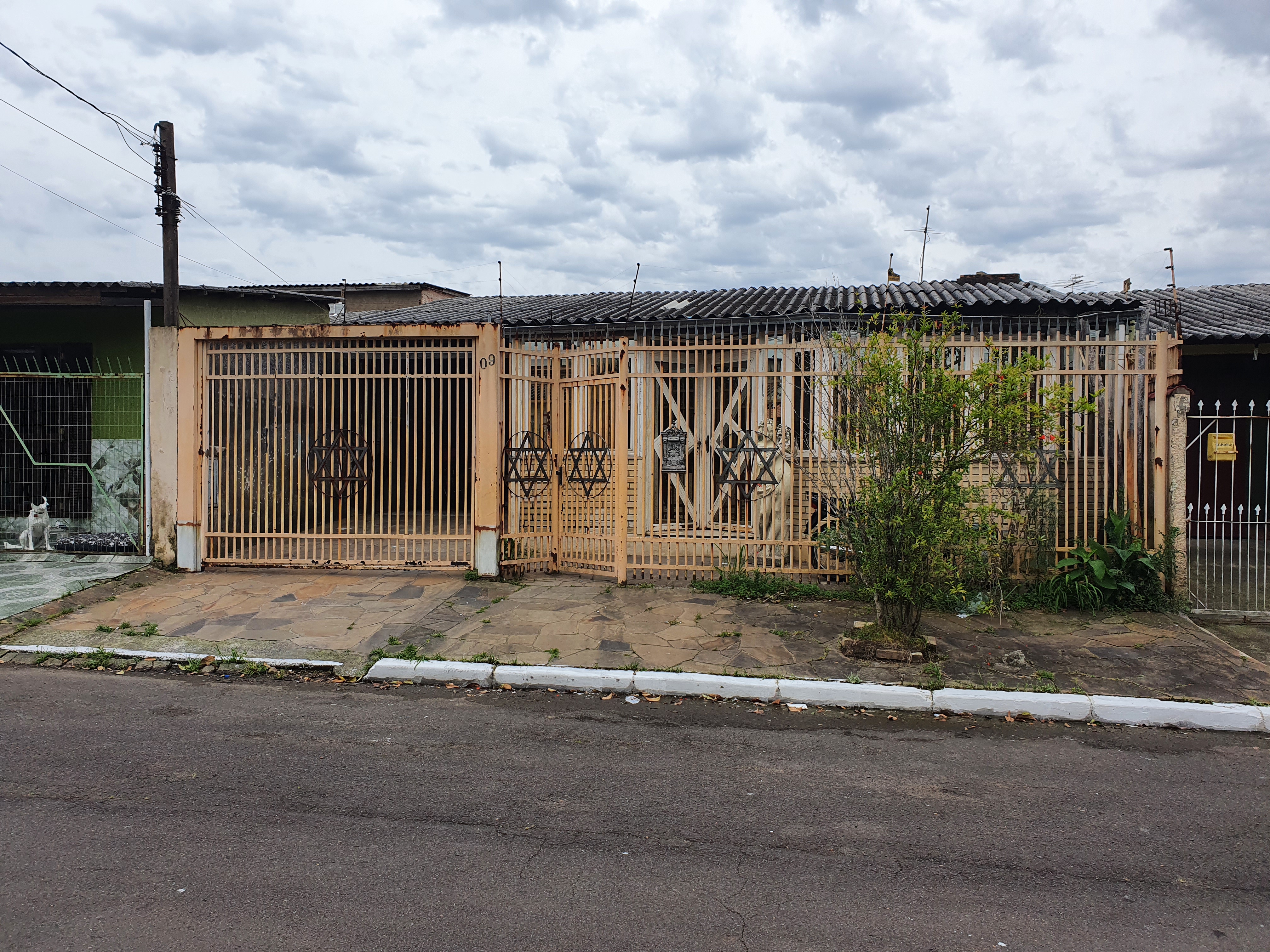 Foto de CASA DE ALVENARIA Nº 88, DA RUA 60-B, BAIRRO GUAJUVIRAS, CANOAS/RS