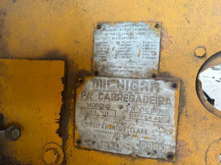 LOTE 001 - Pá Carregadeira - marca Michigan